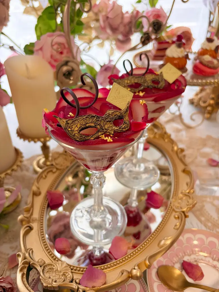 【HAUTE COUTURE CAFE 中目黒】薔薇に彩られた舞踏会をイメージしたロマンティックなアフタヌーンティーが登場！「Rose Masquerade Afternoon Tea」 画像 2