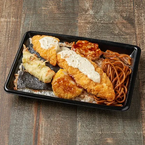 お値段そのまま！定番人気のお弁当がちょっとおトクに！9月8日（火）から2週間限定で「タルタル白身フライの海苔弁当」は白身フライの個数が1.5倍増量、「ロースかつカレー」はチーズをトッピング！ 画像 2