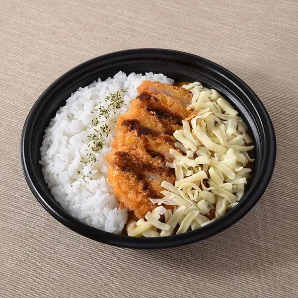 お値段そのまま！定番人気のお弁当がちょっとおトクに！9月8日（火）から2週間限定で「タルタル白身フライの海苔弁当」は白身フライの個数が1.5倍増量、「ロースかつカレー」はチーズをトッピング！ 画像 3