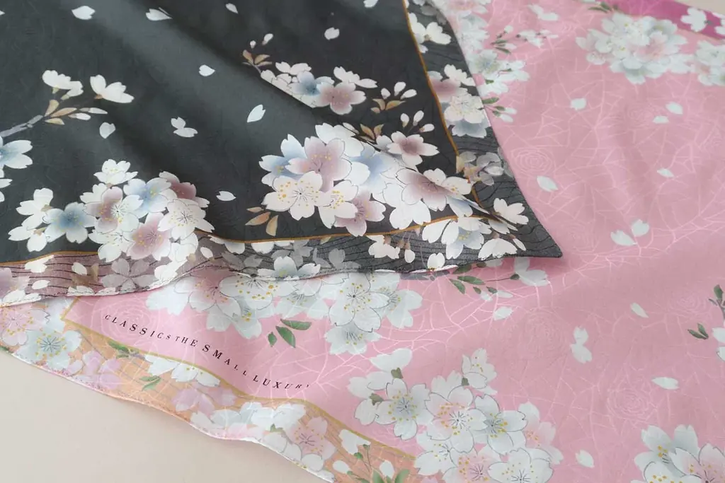 桜を愛した宇野千代の世界観をハンカチーフに。　　　　　　　　　宇野千代×CLASSICS the Small Luxury初のコラボレーション　　―20枚限定のベトナム手刺繍ハンカチーフも受注販売― 画像 4