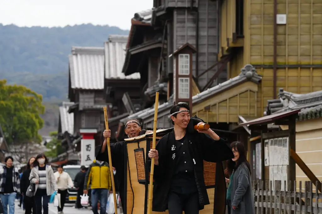 伊勢の街を練り歩く町駕籠体験「玉屋プラン」開始