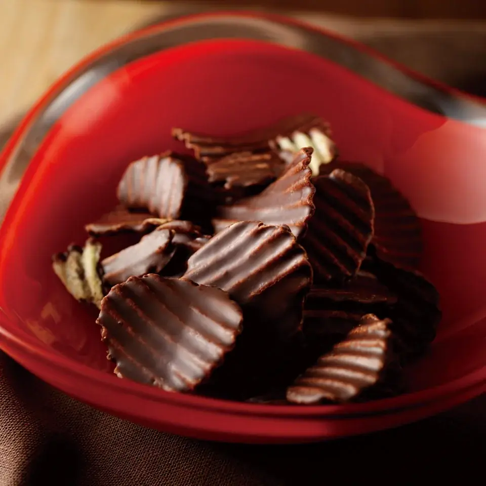 【ロイズ】今年も登場！当別町産の“新じゃが”を使用した「ポテトチップチョコレート[新じゃが]」を数量限定で発売。 画像 5