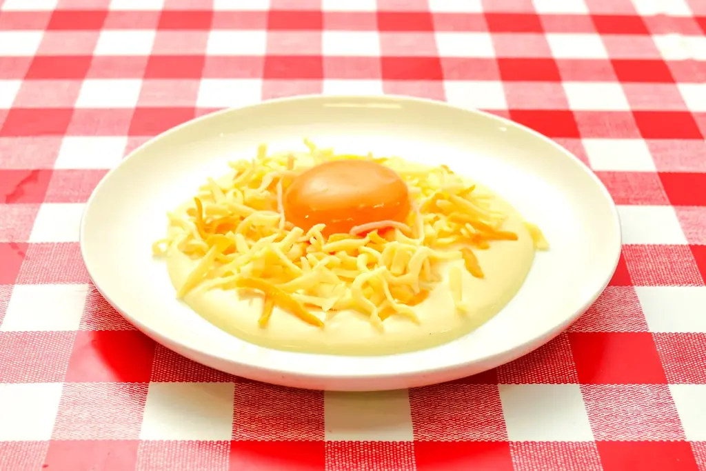 今年の月見はチーズが3種にパワーアップ！期間限定トッピング「濃厚！3種のチーズ月見  」を2026年9月16日（水）より発売 画像 3