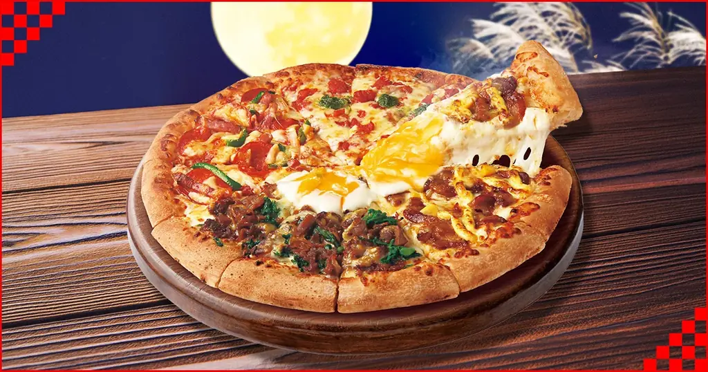 【中秋の名月はピザでお月見！】ピザハットで大好評の「すき焼き月見のバラエテ  ィ４」など対象2商品が最大56％OFFになるセール開催中！ 画像 2