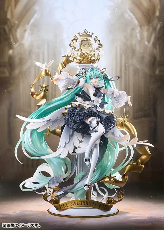 『キャラクター・ボーカル・シリーズ01 初音ミク』より、「初音ミクシンフォニー 10th Anniversary Ver.」のフィギュアが登場。あみあみにて予約受付中。 画像 4