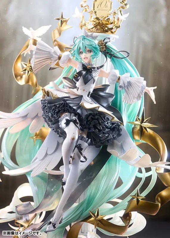 『キャラクター・ボーカル・シリーズ01 初音ミク』より、「初音ミクシンフォニー 10th Anniversary Ver.」のフィギュアが登場。あみあみにて予約受付中。 画像 5