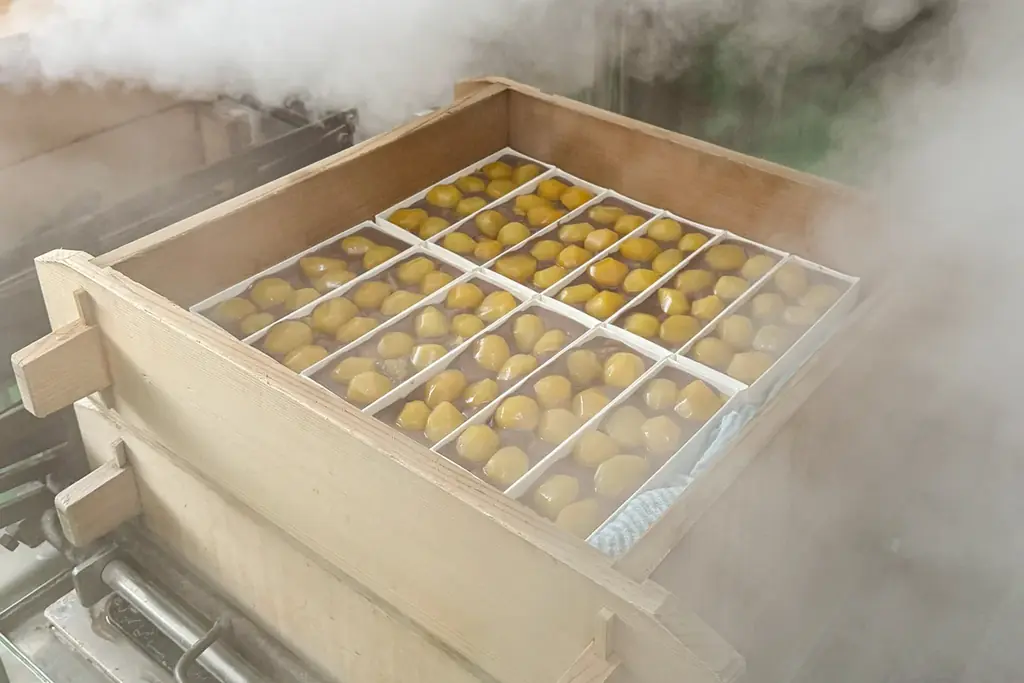 【秋彼岸限定】圧巻の栗ざんまい！13個もの大粒栗を使用し、蒸篭で蒸し上げる“本物“の  味わい「生栗むし羊羹」が今年も登場！ 画像 12
