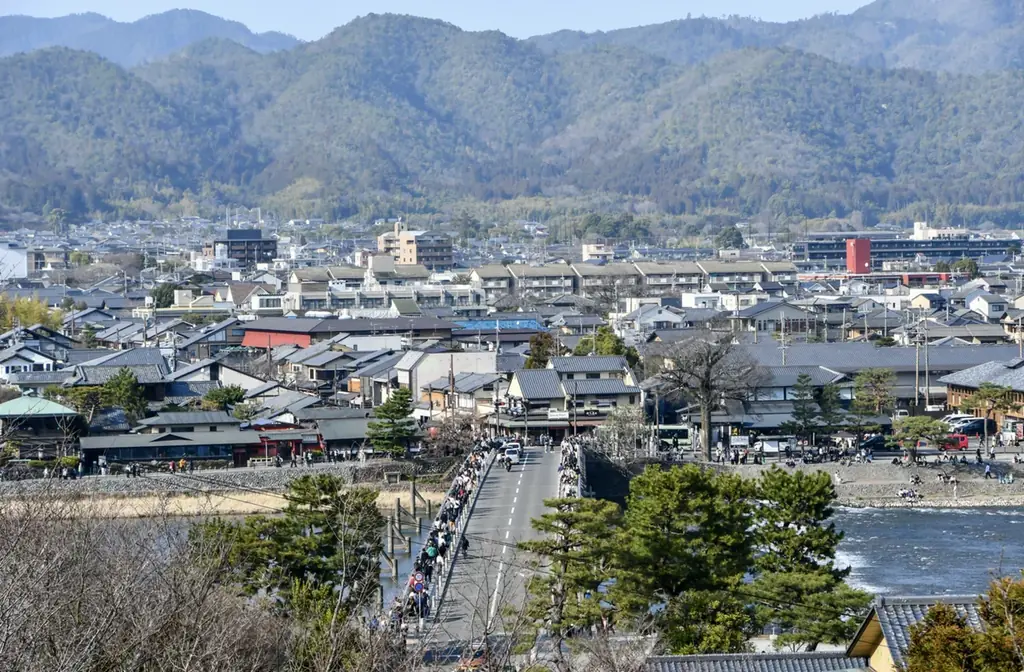【京都嵐山発】紅葉と渡月橋を望む「嵐山秋花火 2026特別観覧エ  リア（VIP席）」　開催のお知らせ 画像 7