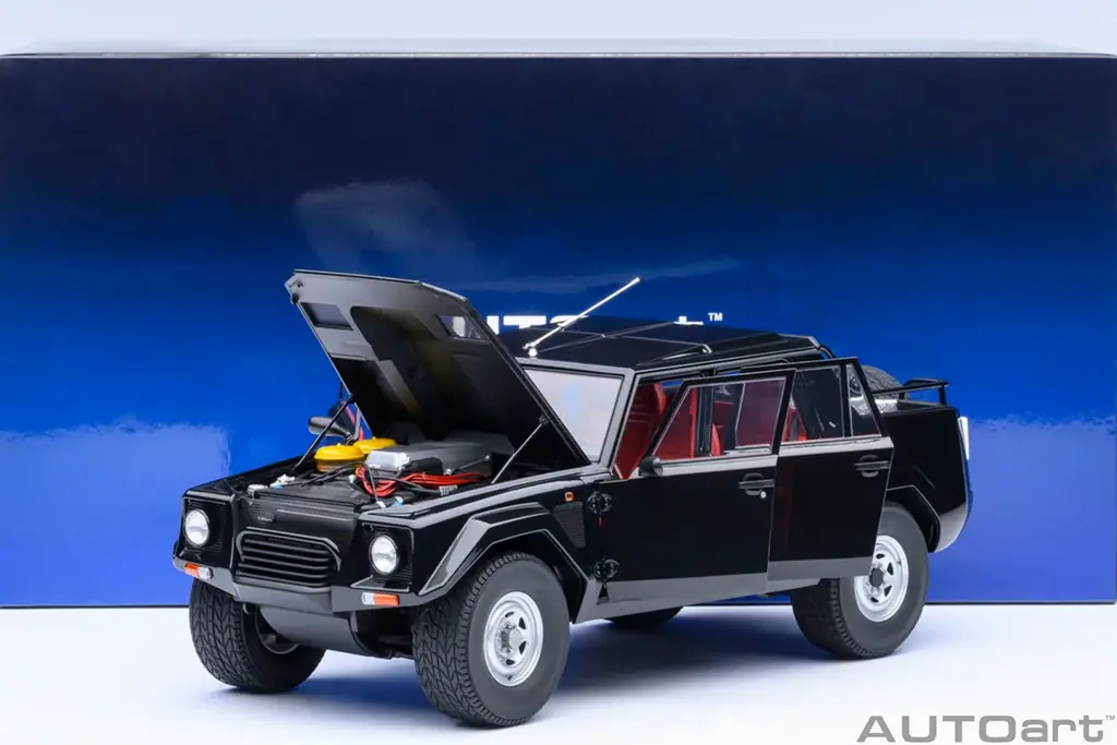V12エンジンを搭載した異色のスーパーSUV「ランボルギーニ LM002」がAUTOartから精密モデルで登場。受注開始 画像 10