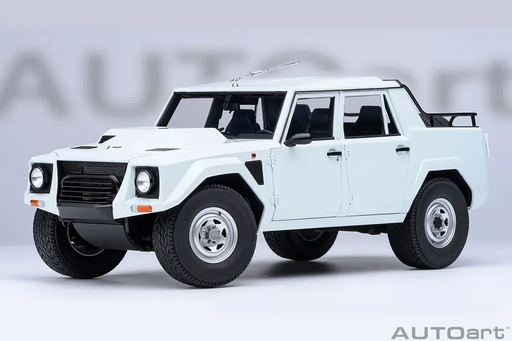 V12エンジンを搭載した異色のスーパーSUV「ランボルギーニ LM002」がAUTOartから精密モデルで登場。受注開始 画像 11