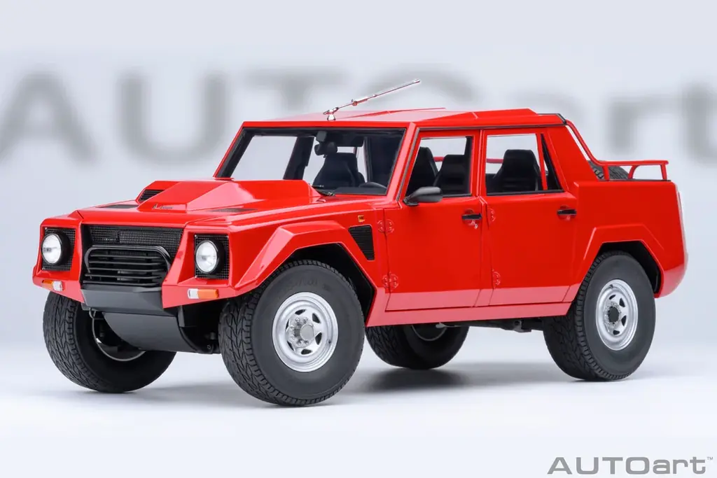 V12エンジンを搭載した異色のスーパーSUV「ランボルギーニ LM002」がAUTOartから精密モデルで登場。受注開始 画像 13