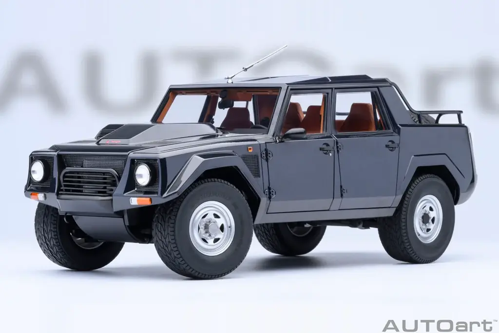 V12エンジンを搭載した異色のスーパーSUV「ランボルギーニ LM002」がAUTOartから精密モデルで登場。受注開始 画像 14
