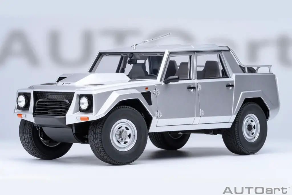 V12エンジンを搭載した異色のスーパーSUV「ランボルギーニ LM002」がAUTOartから精密モデルで登場。受注開始 画像 15