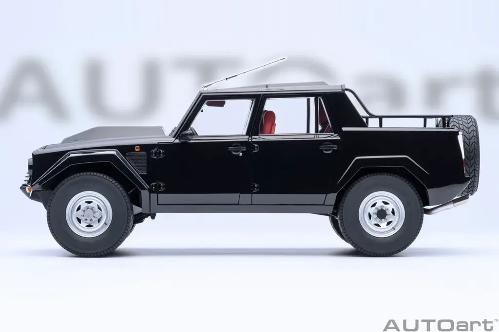 V12エンジンを搭載した異色のスーパーSUV「ランボルギーニ LM002」がAUTOartから精密モデルで登場。受注開始 画像 2
