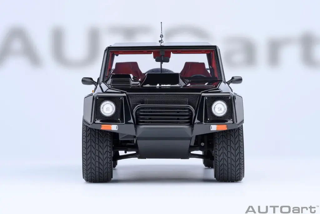 V12エンジンを搭載した異色のスーパーSUV「ランボルギーニ LM002」がAUTOartから精密モデルで登場。受注開始 画像 3