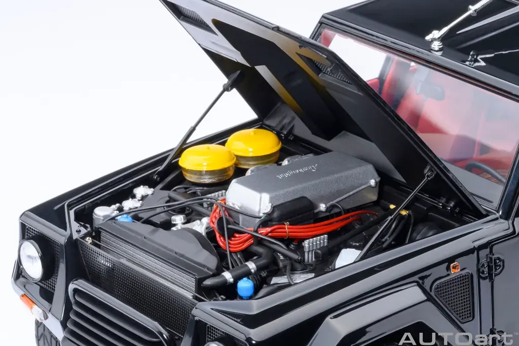 V12エンジンを搭載した異色のスーパーSUV「ランボルギーニ LM002」がAUTOartから精密モデルで登場。受注開始 画像 4
