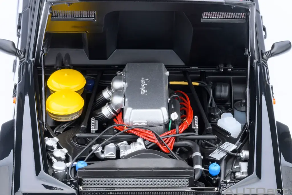 V12エンジンを搭載した異色のスーパーSUV「ランボルギーニ LM002」がAUTOartから精密モデルで登場。受注開始 画像 5