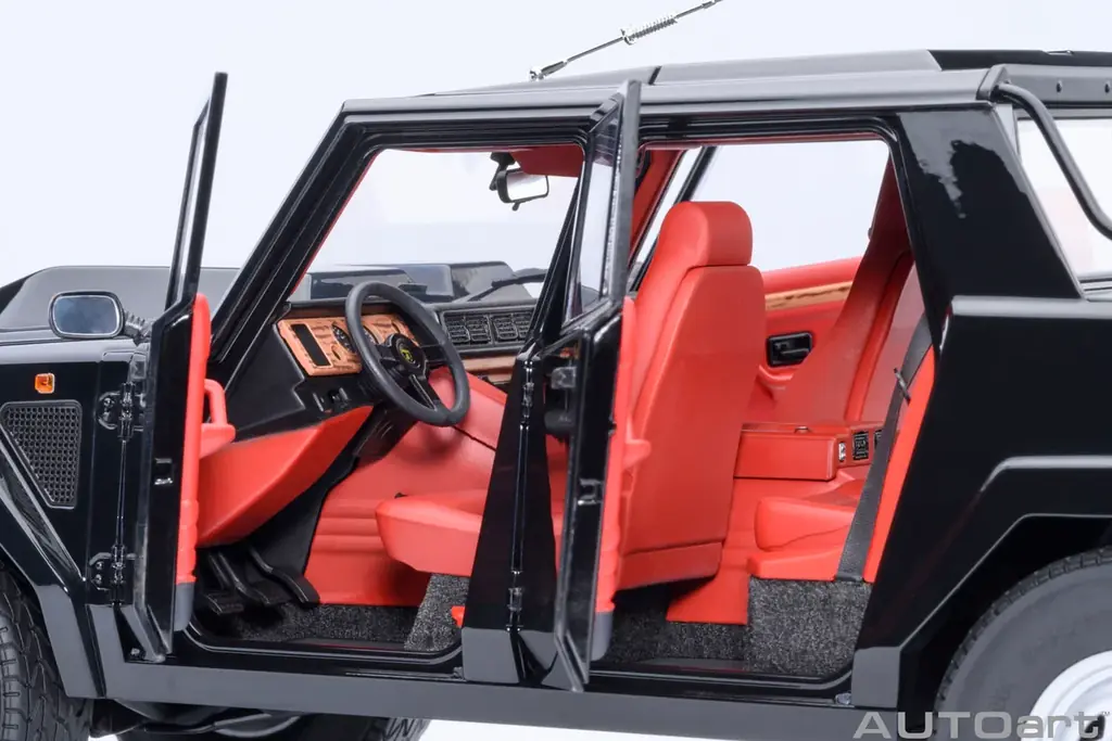 V12エンジンを搭載した異色のスーパーSUV「ランボルギーニ LM002」がAUTOartから精密モデルで登場。受注開始 画像 6