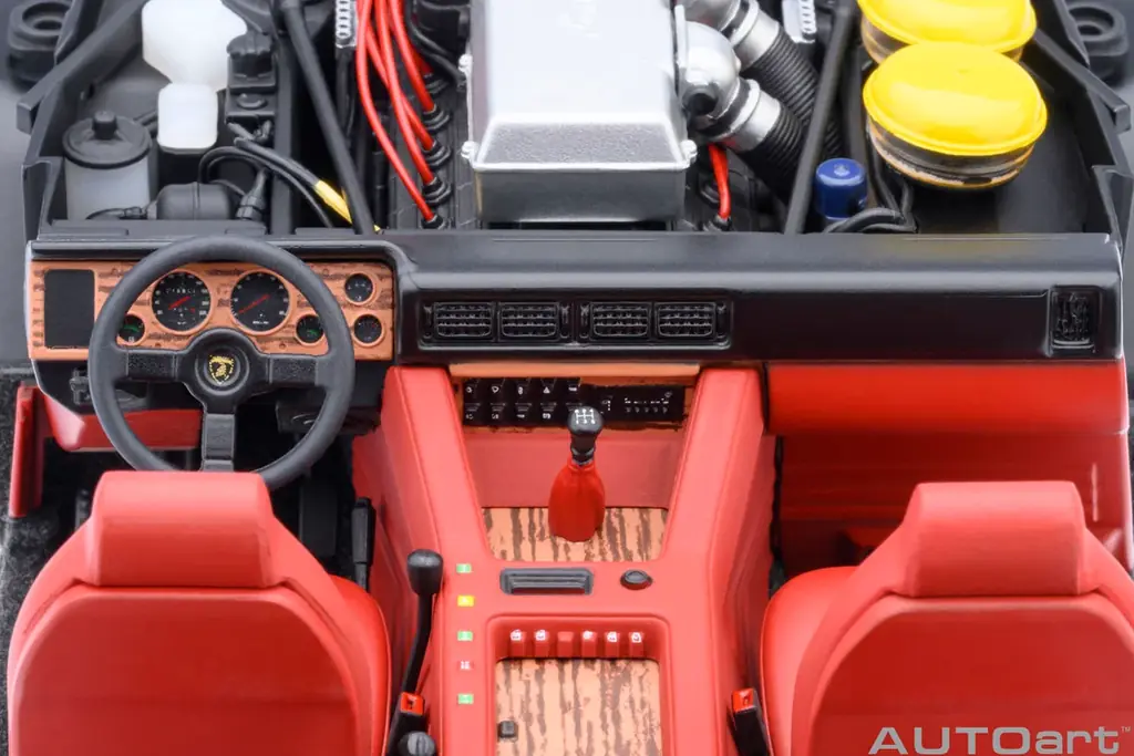 V12エンジンを搭載した異色のスーパーSUV「ランボルギーニ LM002」がAUTOartから精密モデルで登場。受注開始 画像 7