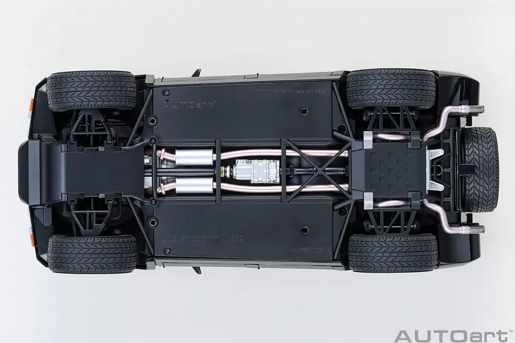 V12エンジンを搭載した異色のスーパーSUV「ランボルギーニ LM002」がAUTOartから精密モデルで登場。受注開始 画像 8