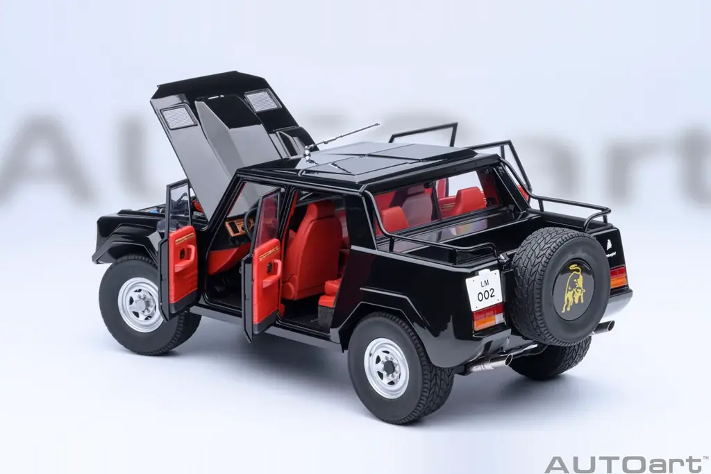 V12エンジンを搭載した異色のスーパーSUV「ランボルギーニ LM002」がAUTOartから精密モデルで登場。受注開始 画像 9
