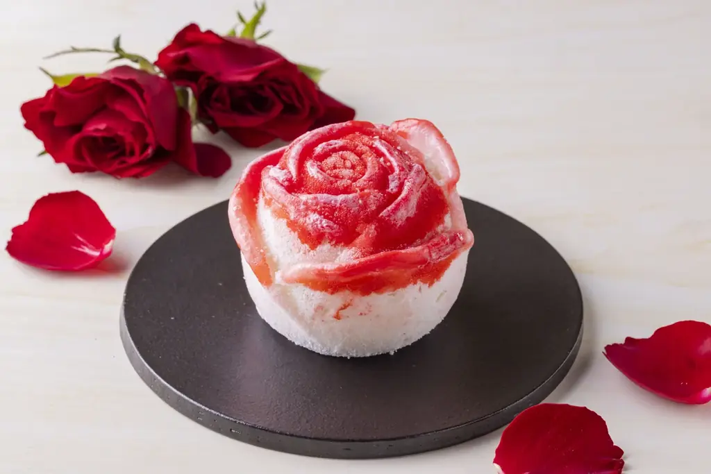 高島屋の象徴であり、横浜市の市花「薔薇」を和菓子に。弁才天が横浜高島屋限定の「薔薇いちご大福」「薔薇わらび餅」を発売 画像 2