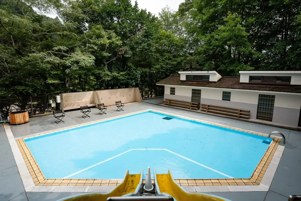 宮崎・関之尾公園プールに、地元の焼酎蔵とのタイアップで実現したバレルサウナがオープン ── 関之尾の天然水の水風呂と、受付で銘柄を選べる焼酎ロウリュ 画像 13