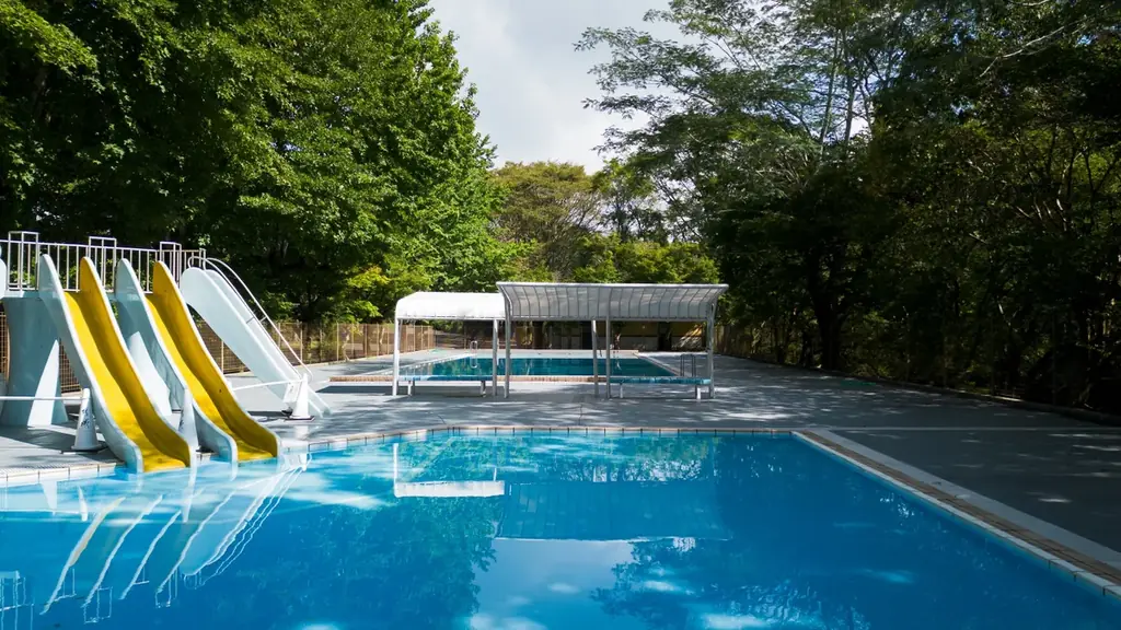 宮崎・関之尾公園プールに、地元の焼酎蔵とのタイアップで実現したバレルサウナがオープン ── 関之尾の天然水の水風呂と、受付で銘柄を選べる焼酎ロウリュ 画像 2