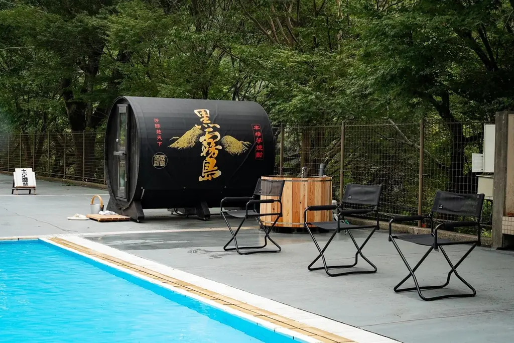 宮崎・関之尾公園プールに、地元の焼酎蔵とのタイアップで実現したバレルサウナがオープン ── 関之尾の天然水の水風呂と、受付で銘柄を選べる焼酎ロウリュ 画像 3