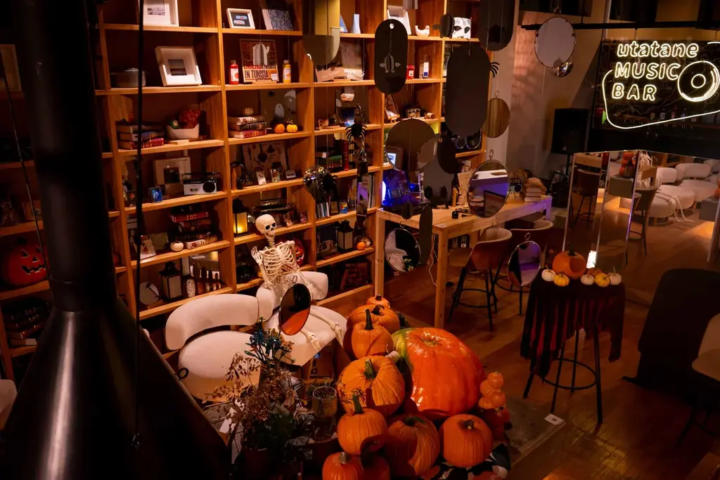 100枚の鏡が織りなす幻想ラウンジ おふろcafe utataneハロウィン