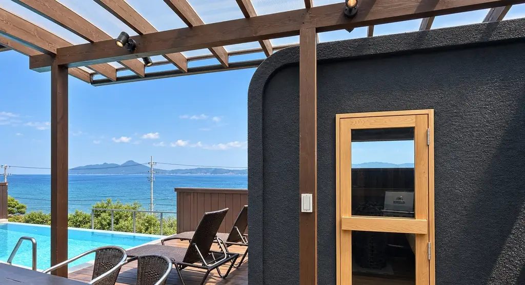 【京都・天橋立】宮津湾を一望する絶景プライベートサウナが誕生。一棟貸切ヴィラ「Villaやまぼうし」に、サウナストーン150kg完備の本格屋外サウナを新設 画像 1
