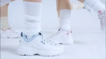 【ABCマート限定】K-POPガールグループ「ILLIT」をモデルに起用　秋冬スタイルに可愛らしさをプラスするFILAの新作　ギンガムチェックデザインの「DISTRACER CHECK」 画像 10
