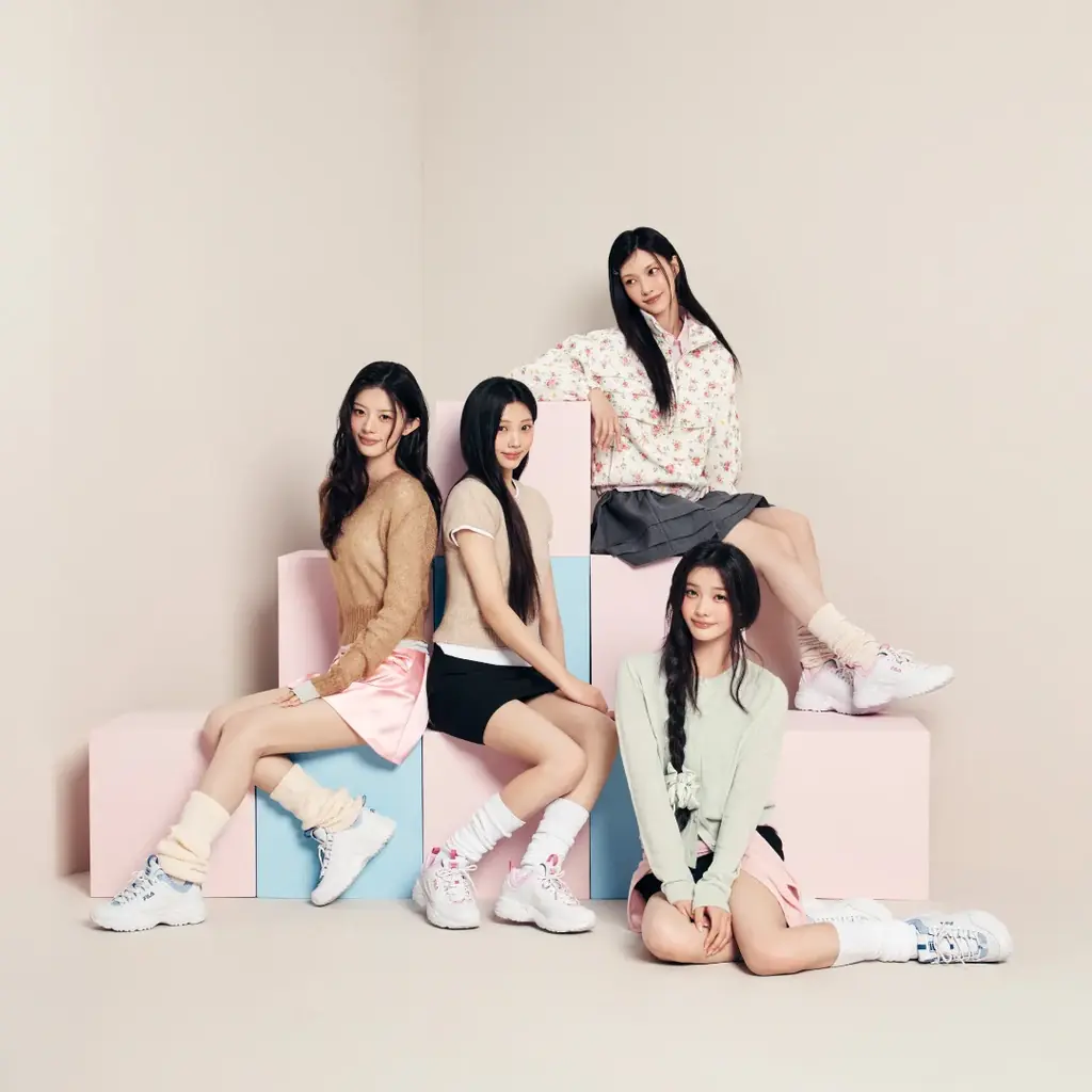 【ABCマート限定】K-POPガールグループ「ILLIT」をモデルに起用　秋冬スタイルに可愛らしさをプラスするFILAの新作　ギンガムチェックデザインの「DISTRACER CHECK」 画像 2