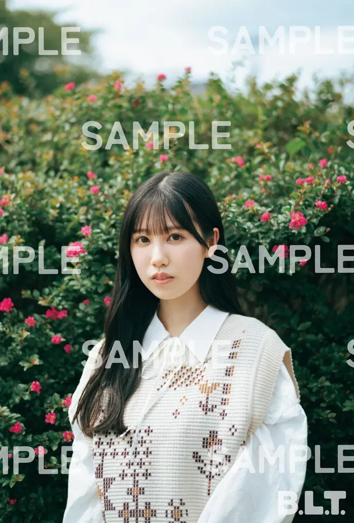 “まなみん”が日向坂愛を引っ下げて、地球を侵略しにやってきた!? 日向坂46・ 大野愛実が「B.L.T.11月号」の表紙・巻頭に初登場！ さらに同期の鶴崎仁香も初ソログラビアで登場！ 画像 10