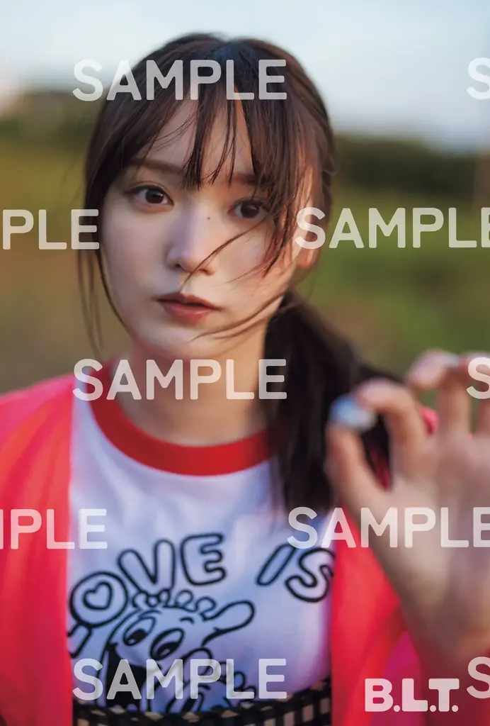“まなみん”が日向坂愛を引っ下げて、地球を侵略しにやってきた!? 日向坂46・ 大野愛実が「B.L.T.11月号」の表紙・巻頭に初登場！ さらに同期の鶴崎仁香も初ソログラビアで登場！ 画像 11