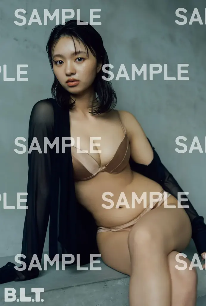 “まなみん”が日向坂愛を引っ下げて、地球を侵略しにやってきた!? 日向坂46・ 大野愛実が「B.L.T.11月号」の表紙・巻頭に初登場！ さらに同期の鶴崎仁香も初ソログラビアで登場！ 画像 14