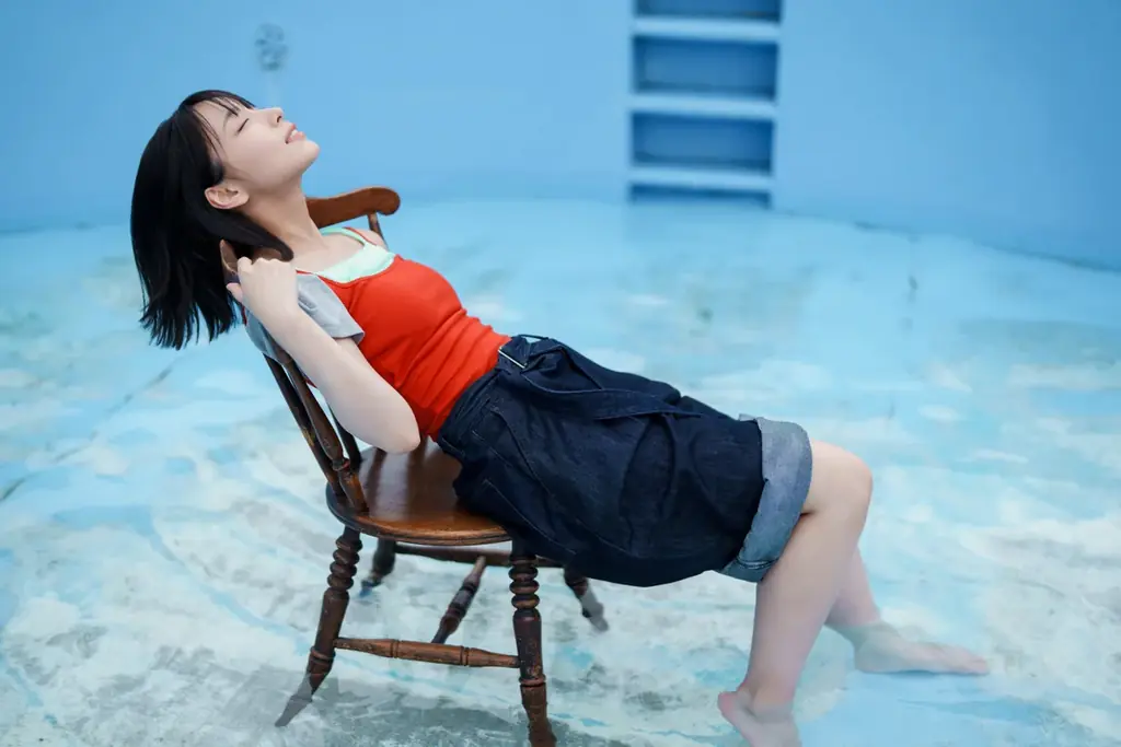 “まなみん”が日向坂愛を引っ下げて、地球を侵略しにやってきた!? 日向坂46・ 大野愛実が「B.L.T.11月号」の表紙・巻頭に初登場！ さらに同期の鶴崎仁香も初ソログラビアで登場！ 画像 3