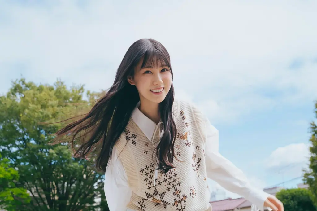 “まなみん”が日向坂愛を引っ下げて、地球を侵略しにやってきた!? 日向坂46・ 大野愛実が「B.L.T.11月号」の表紙・巻頭に初登場！ さらに同期の鶴崎仁香も初ソログラビアで登場！ 画像 5