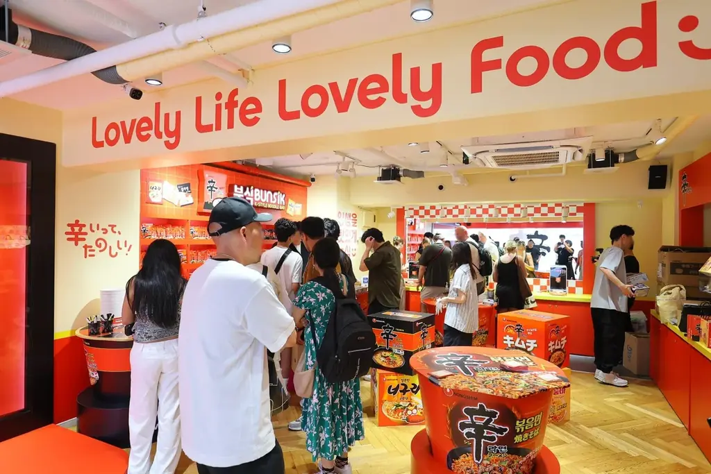 原宿・竹下通りの『辛ラーメン粉食POPUPストア』が10月にリニューアルオープン！農心 ジャパン製品が全て揃う日本初のコンビニ型店舗「辛ラーメン편의점（ピョニジョム）」を新設！ 画像 2
