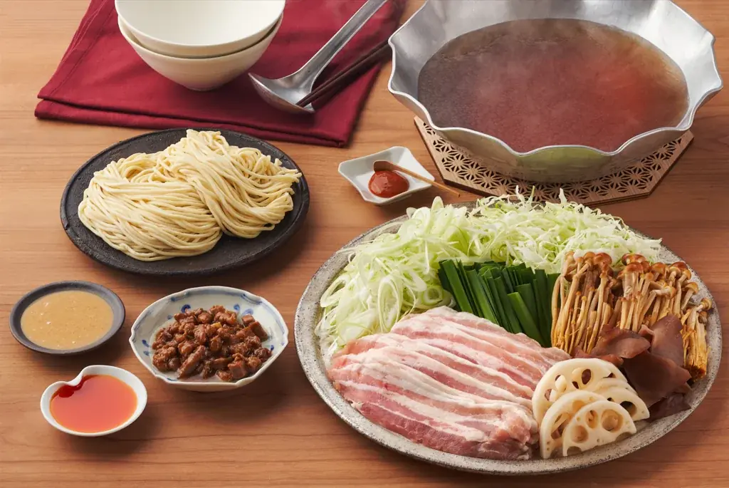 長引く暑さでも鍋を食べる人は約30%に！飯田商店とKit Oisixの初コラボ商品「飯田商店　〆は担々麺しゃぶしゃぶ醤油鍋」販売開始（9/17～） 画像 1