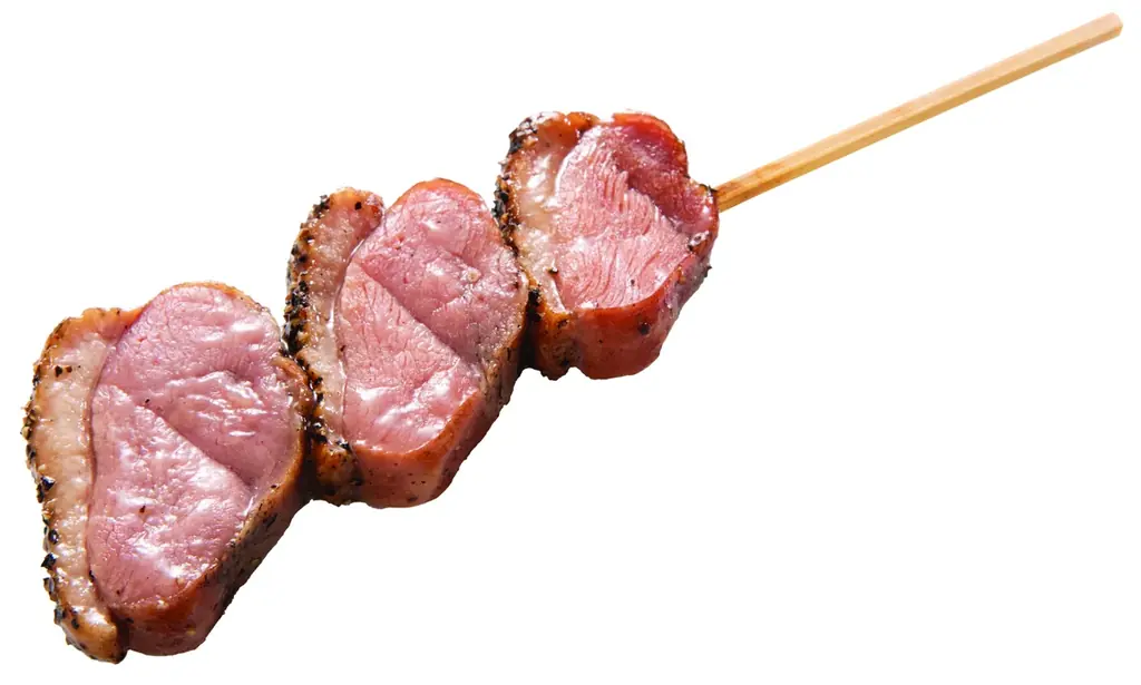 SNSで「デカくて安くてとにかくうまい」と話題になった大好評の「燻製あい鴨ロース串」が9月22日（火）待望の復活～リンゴチップ薫る贅沢な味わいとジューシーな肉の旨み～ 画像 2