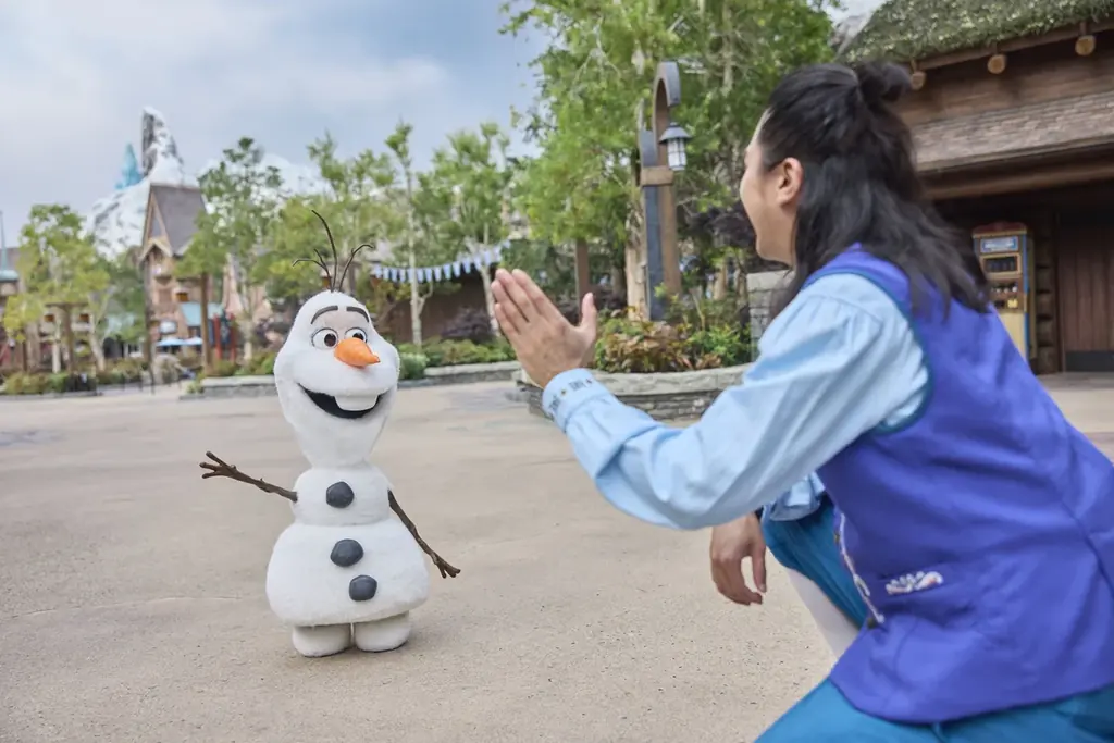 香港ディズニーランド・リゾート、ディズニー・フレンズと一緒に、ホリデーの魔法ときらめく雪が彩る「ディズニー・クリスマス」を11月20日(金)より開催 画像 3