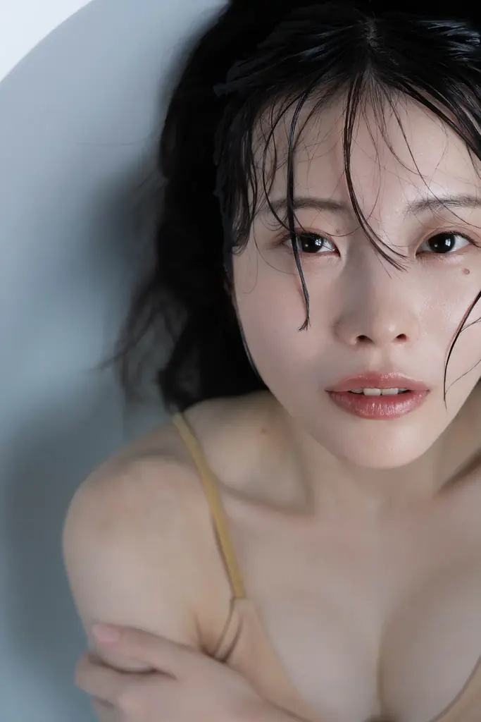 SNS総再生1億回超、“となりの彼女”なでが初のグラビア写真集を出版へ。大胆な美尻ショットを解禁 画像 1