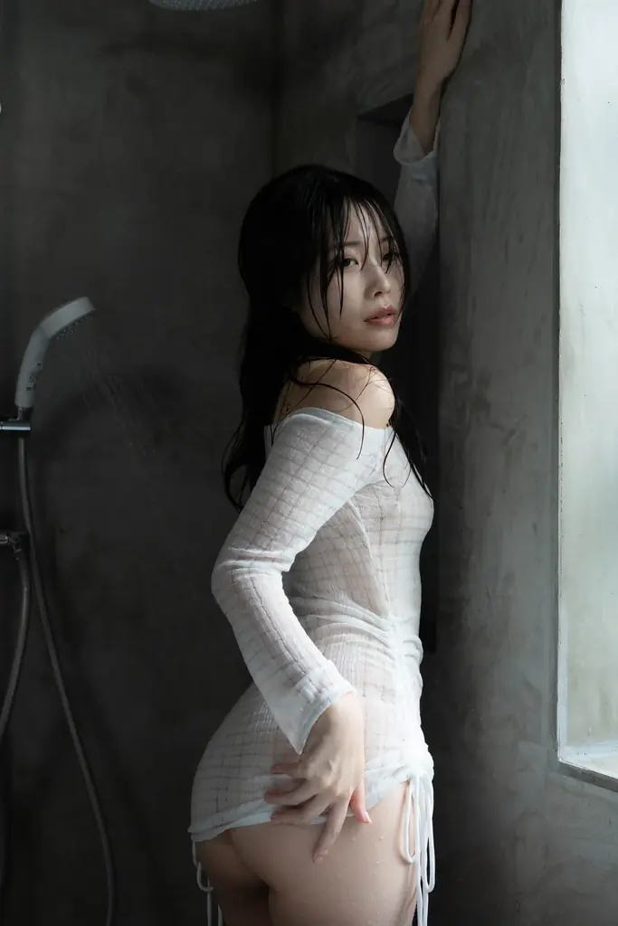 SNS総再生1億回超、“となりの彼女”なでが初のグラビア写真集を出版へ。大胆な美尻ショットを解禁 画像 2