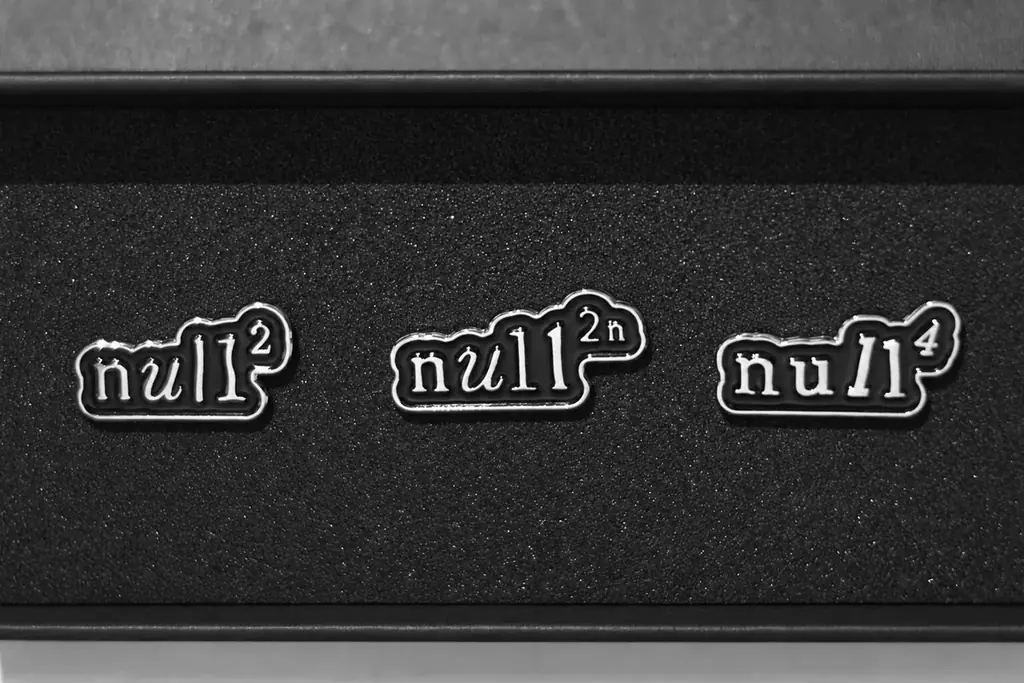 【開業まで1ヶ月】万博閉幕から1年、その翌日。落合陽一プロデュース「null²」が横浜で転生する「null²ⁿ」10月14日開業――デザイン非公開のまま好評の3連ピンバッジ、ついに初公開 画像 2