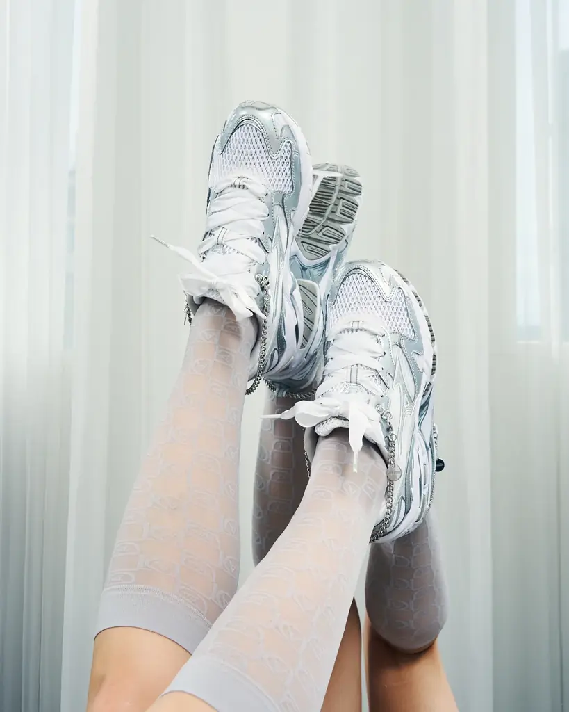 「MIZUNO WAVE」のテクノロジーを搭載した「WAVE RIDER 10」のエクスクルーシブモデル “JEWELS PACK” がROSE BUDにて限定発売。 画像 5
