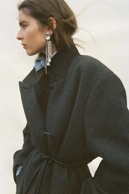 H&M STUDIOから、力強さと女性らしいエネルギーを融合させた2026AWコレクションを発表。 画像 2