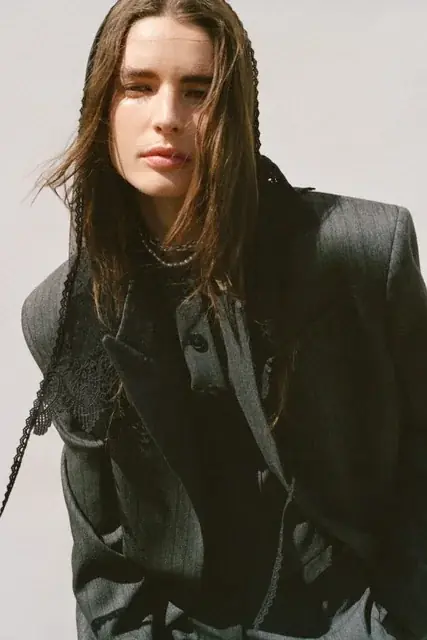 H&M STUDIOから、力強さと女性らしいエネルギーを融合させた2026AWコレクションを発表。 画像 3