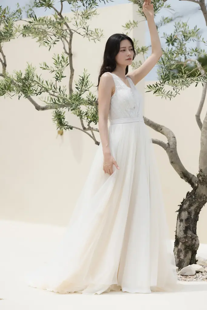 恵比寿にウェディングドレスレンタル＆フォトウェディングの「emorma」10月1日オープン｜結婚式場直営で約700点 画像 5