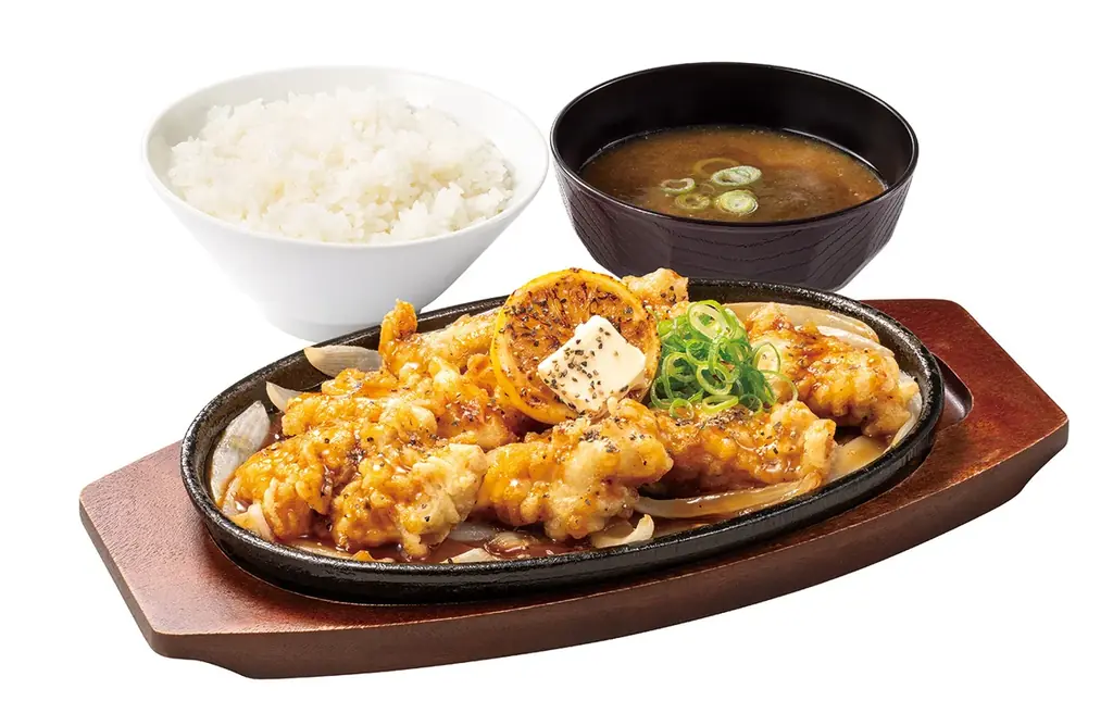 残暑を吹き飛ばす爽快×濃厚な一皿！季節限定「黒胡椒とり天のレモンステーキ定食」からやまで販売開始！ 画像 2